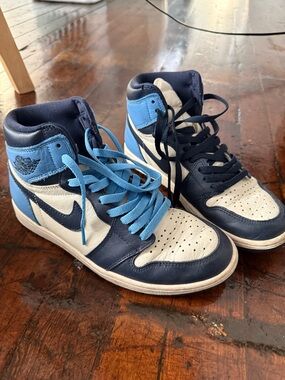 Air Jordan 1 High Top Sneakers in Navy & White (Two-Tone Laces) Obsidian